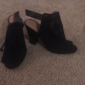 Tahari black shoes